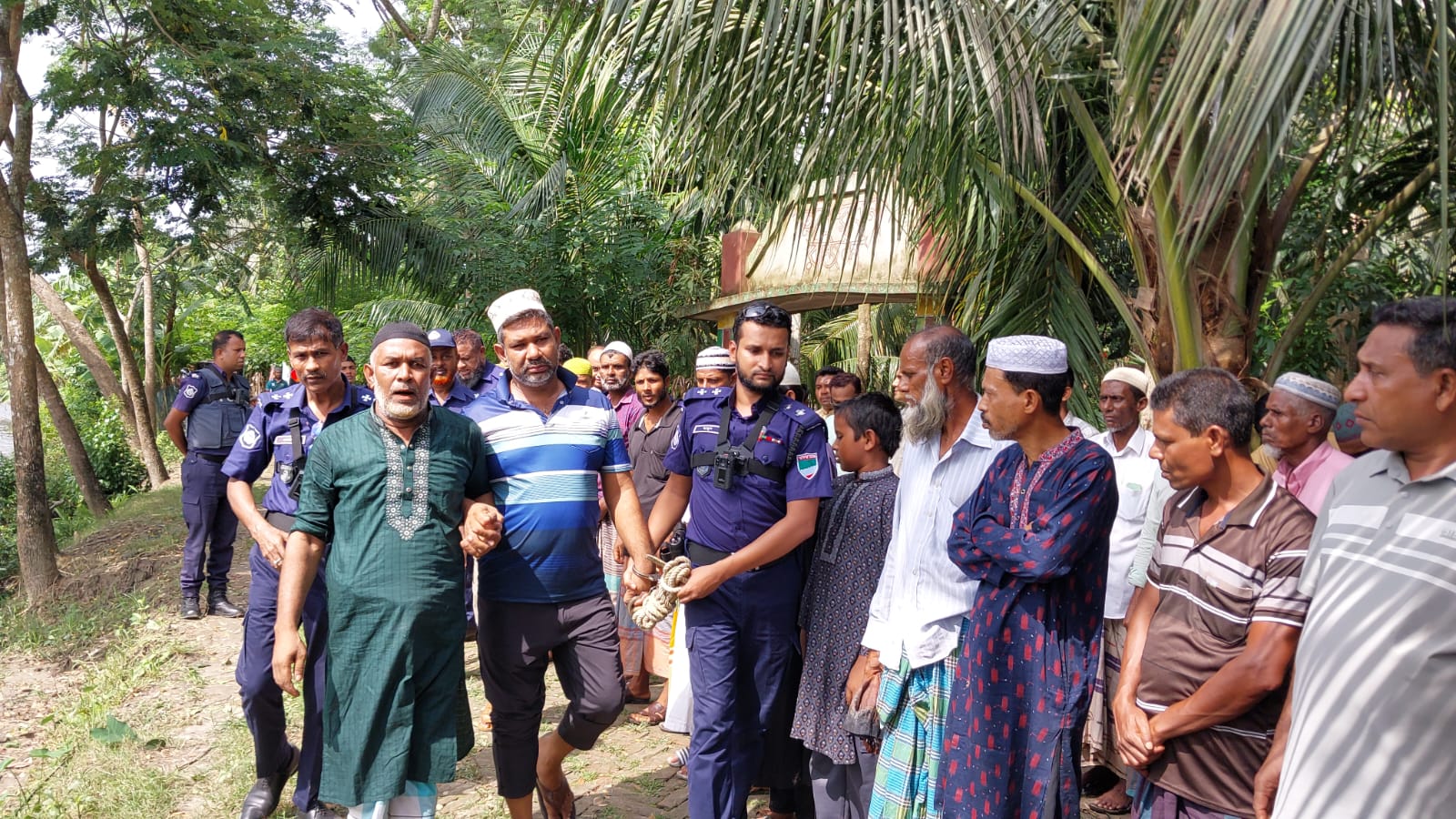 প্যারোলে মুক্তি পেয়ে মায়ের জানাজা ও দাফনে অংশ নিলেন যুবলীগ নেতা